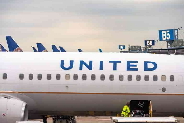 United Airlines, Delta Air Lines, Airbnb, Apple, and Walmart: Top Scams of the Week