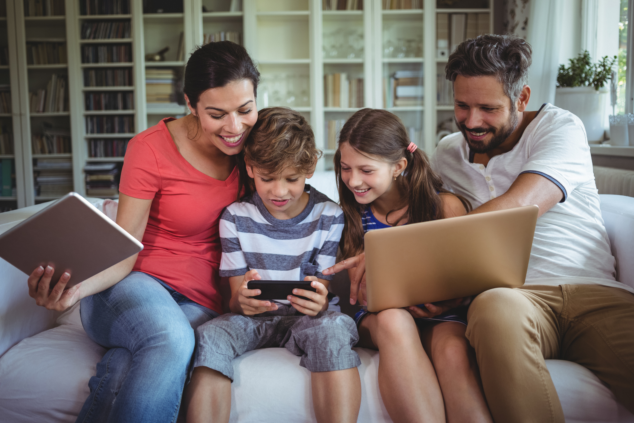 User family. Родители и дети. Современная семья с гаджетами. Семья за ноутбуком. Счастливая семья за компьютером.